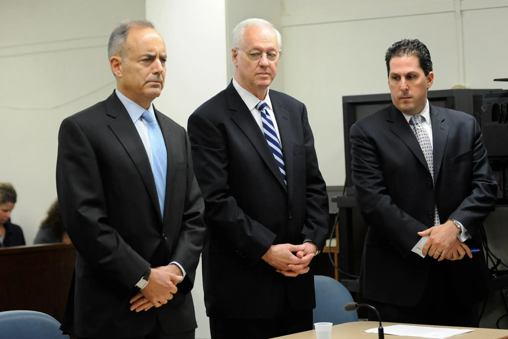 Ele persuadiu o público, mas não os promotores. Apenas um mês após ser reeleito, o Sr. Hevesi reconheceu que havia designado ilegalmente funcionários do estado para conduzir sua esposa deficiente e cronicamente doente em um carro do estado e para realizar outras tarefas familiares. Ele se declarou culpado de fraudar o governo e, em um acordo de confissão de culpa , renunciou ao cargo em 22 de dezembro de 2006. Mais tarde, ele foi multado em US$ 5.000 e permanentemente impedido de exercer cargo eletivo novamente. Quatro anos depois, em outubro de 2010, ele se declarou culpado de acusações de corrupção decorrentes de um esquema de pagamento para jogar no qual, como controlador, ele aceitou US$ 1 milhão em presentes, viagens e contribuições de campanha para direcionar US$ 250 milhões em investimentos do fundo de pensão do estado de Nova York para um capitalista de risco da Califórnia.