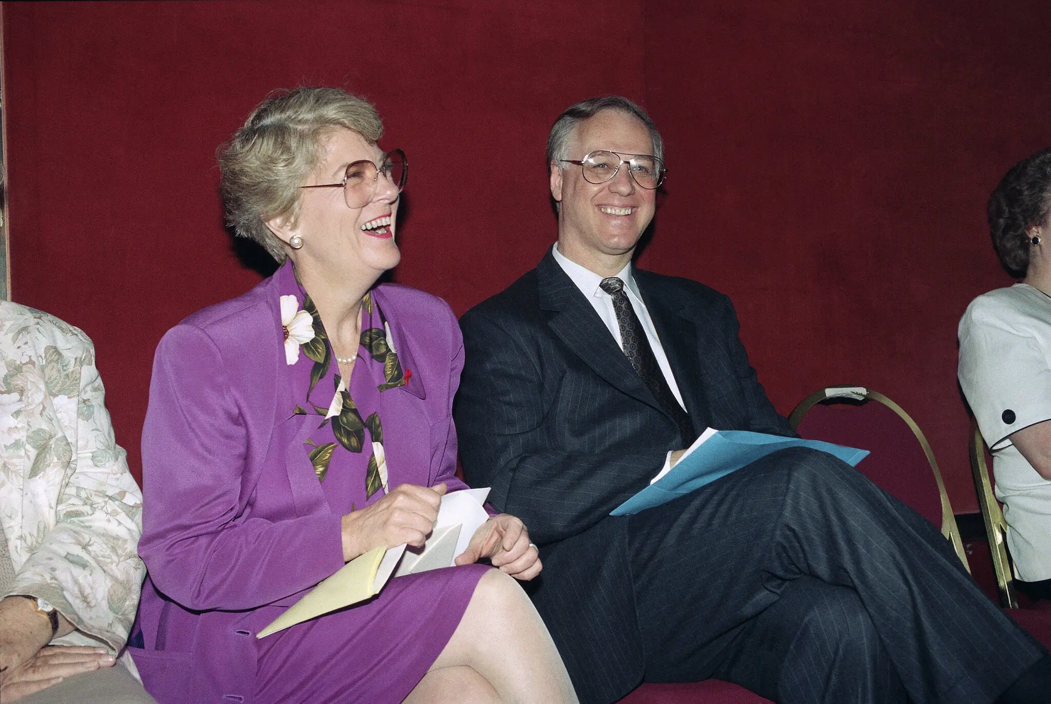 O Sr. Hevesi em 1993 com Geraldine Ferraro, a ex-representante e candidata a vice-presidente, enquanto ele se preparava para anunciar sua candidatura para controladora da cidade de Nova York. Na Câmara, a Sra. Ferraro representava o Queens, o distrito natal do Sr. Hevesi.Crédito...Richard Drew/Associated Press