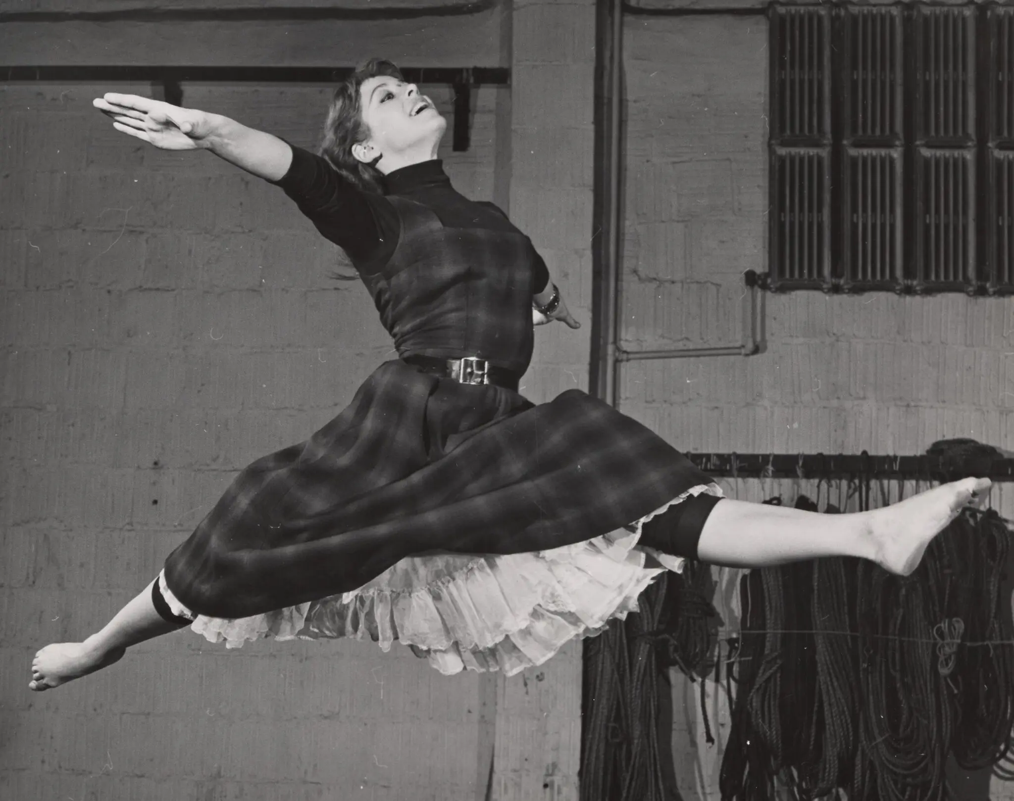 Sra. Gallagher em ensaio para o musical da Broadway “Portofino” em 1958. O show fechou rapidamente, e ela ficou ausente da Broadway por quase uma década. (Crédito da fotografia: cortesia Divisão de Teatro Billy Rose/Biblioteca Pública de Nova York)