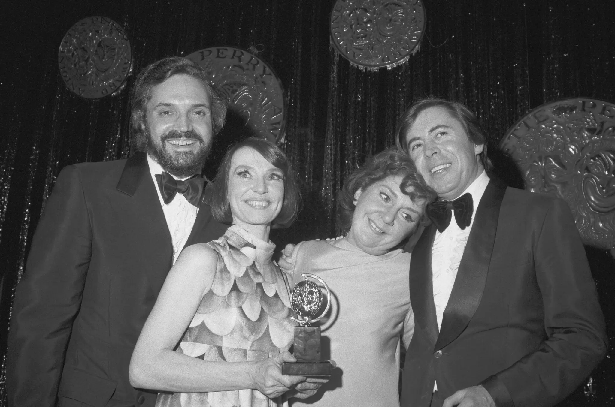 Sra. Gallagher, segunda da esquerda, em 1971 com seus colegas vencedores do Tony Award Hal Linden, à esquerda, Maureen Stapleton e Brian Bedford. Ela ganhou por “No, No, Nanette”.Crédito...Bettmann, via Getty Images