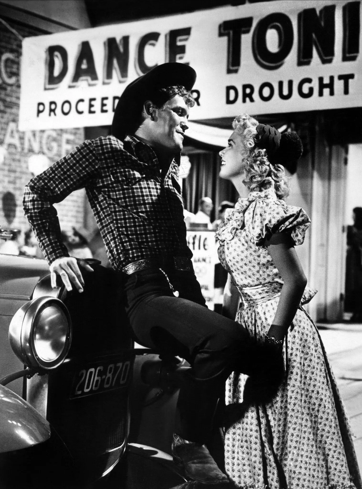 Sr. Holliman em 1956, com Yvonne Fedderson em uma cena de “The Rainmaker”. Ele ganhou um Globo de Ouro de melhor ator coadjuvante por sua atuação no filme.Crédito...Alamy