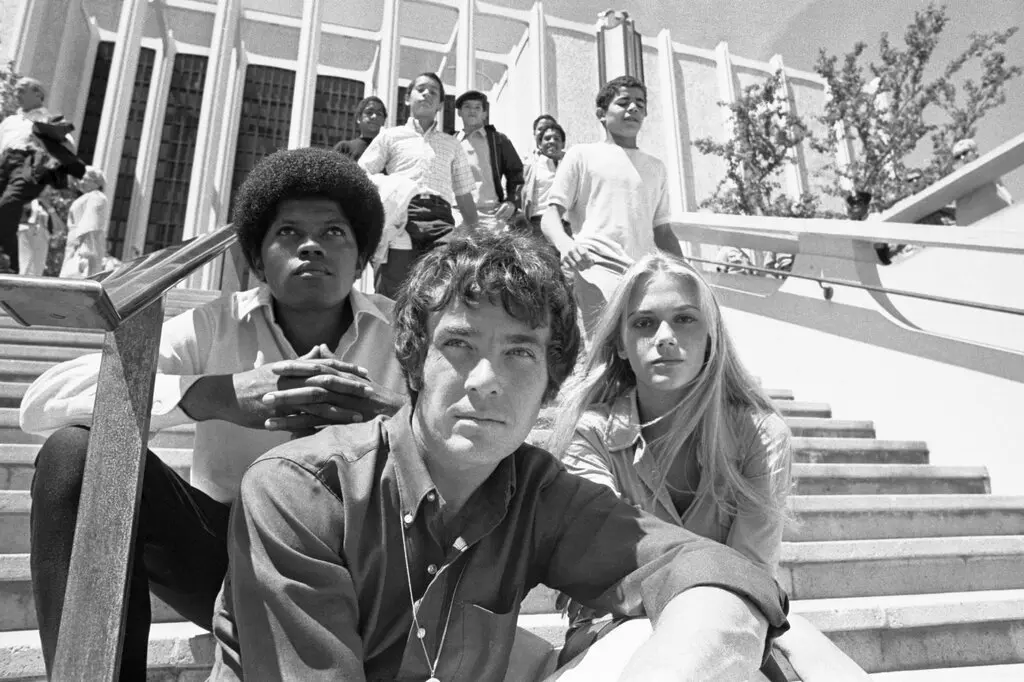 Clarence Williams III, Michael Cole e Peggy Lipton durante as filmagens de “Mod Squad” do lado de fora do Museu do Condado de Los Angeles.Crédito...Bettmann — Getty Images