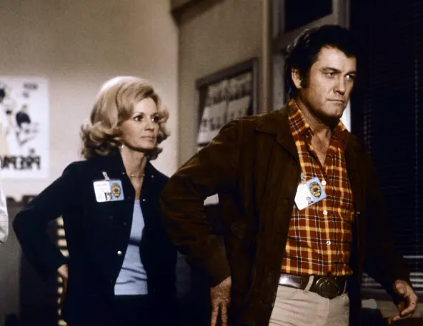 Sr. Earl Holliman com Angie Dickinson em um episódio da série de TV “Police Woman” em meados da década de 1970. Crédito...Fotos de arquivo/Getty Images