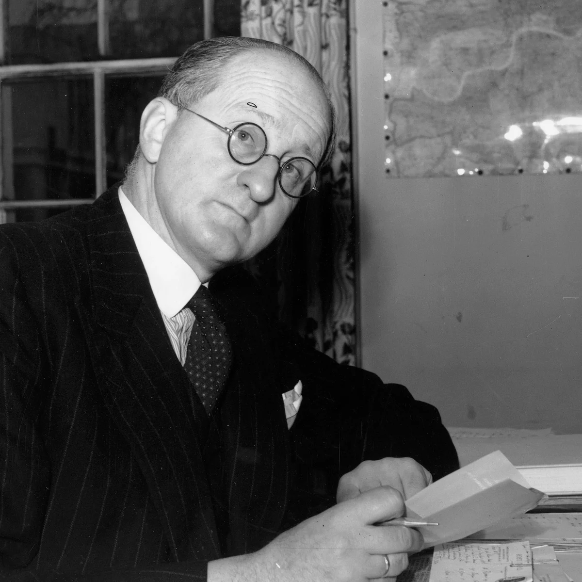 O historiador de arte e arquitetura de origem alemã Nikolaus Pevsner, 1954. (Fotografia: Evening Standard/Getty Images)