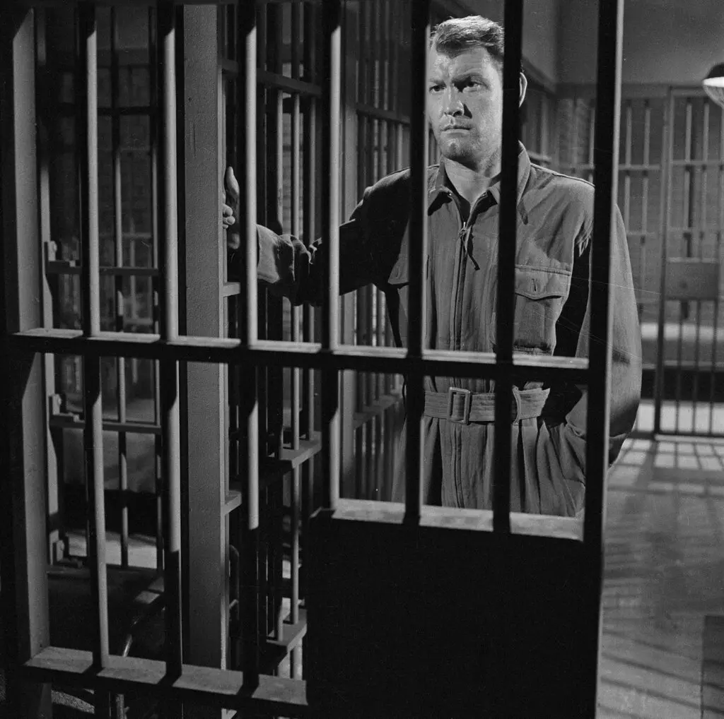 O Sr. Earl Holliman em 1959, em seu papel principal no primeiro episódio de “The Twilight Zone”.Crédito...CBS/Getty Images