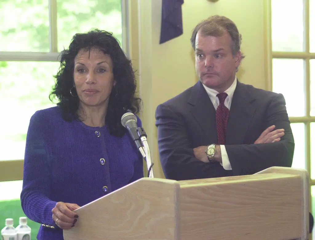 A Sra. Gaudiani apoiou Duncan N. Dayton, presidente do conselho do Connecticut College, quando anunciou em 2000 que deixaria o cargo de presidente.Crédito...Carla M. Cataldi/Associated Press