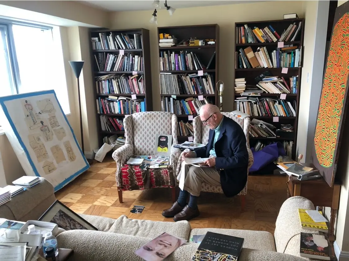 Professor Thompson em sua casa em New Haven, Connecticut, em 2019. Ele continuou ensinando até os 80 anos.Crédito...Le Ronn P. Brooks (em inglês)