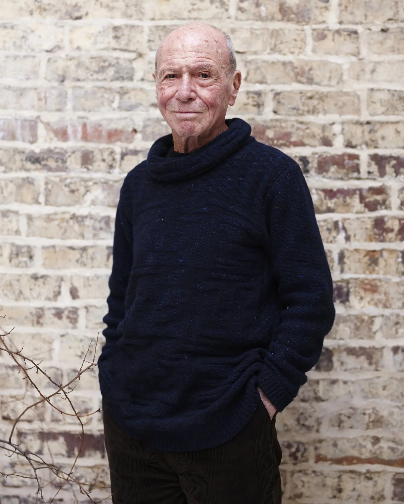 Sr. Hazan em 2018. Ele tinha 47 anos quando deixou a carreira na medicina para assumir o negócio de publicação do pai. Ele começou sua própria editora, La Fabrique, em 1998.Crédito...Benoit Soualle/Opale.photo