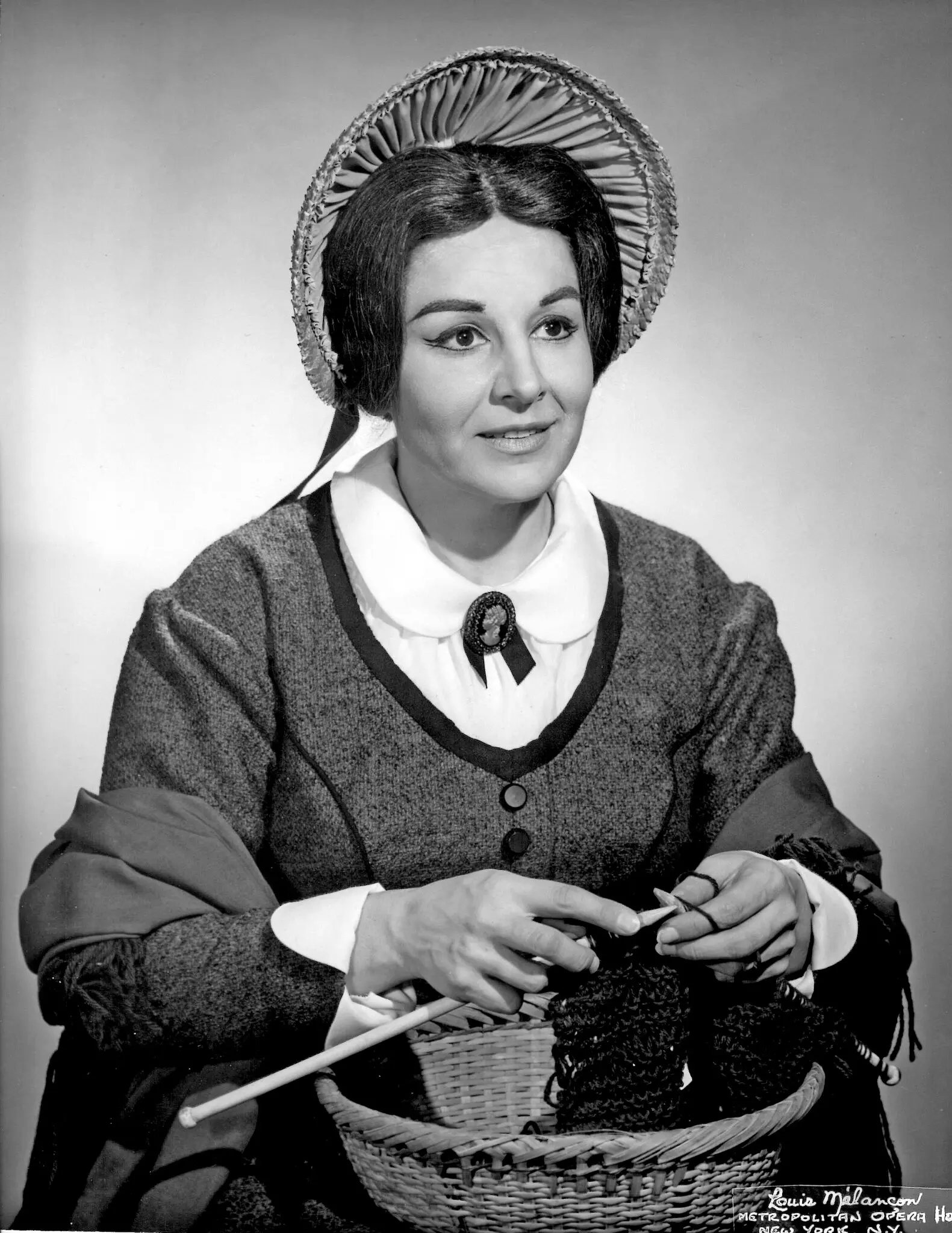 Sra. Amara fantasiada para o papel de Ellen Orford em “Peter Grimes”, de Benjamin Britten, uma nova produção montada para a primeira temporada do Met no Lincoln Center, 1966-67.Crédito...Louis Melançon/Arquivos Metropolitan Opera