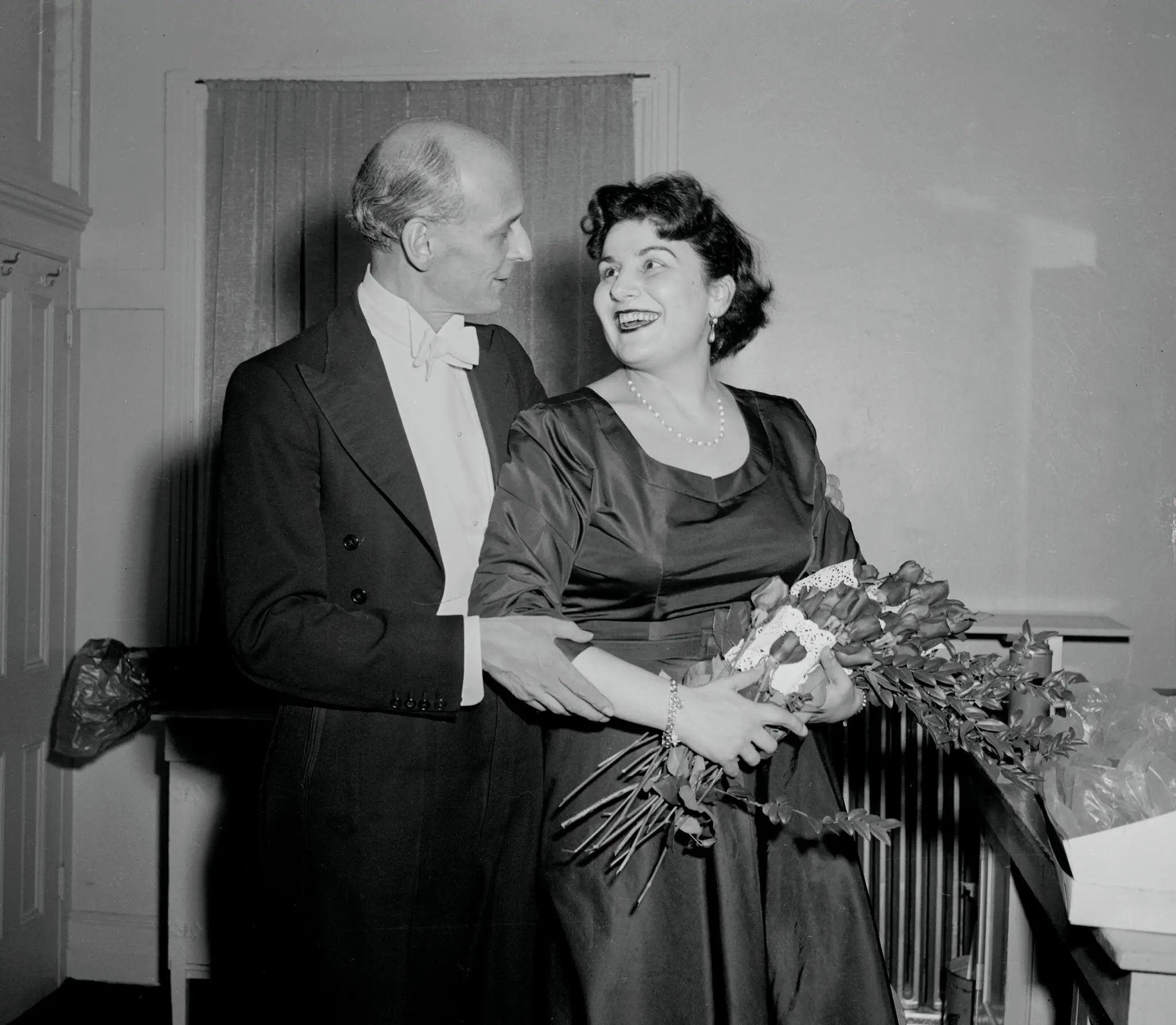 Rudolf Bing, gerente do Met, com a Sra. Amara em 1955, depois que ela se apresentou em uma produção de “Tales of Hoffmann”. Ele ajudou e atrapalhou sua carreira.Crédito...Arquivo Bettmann, via Getty Images