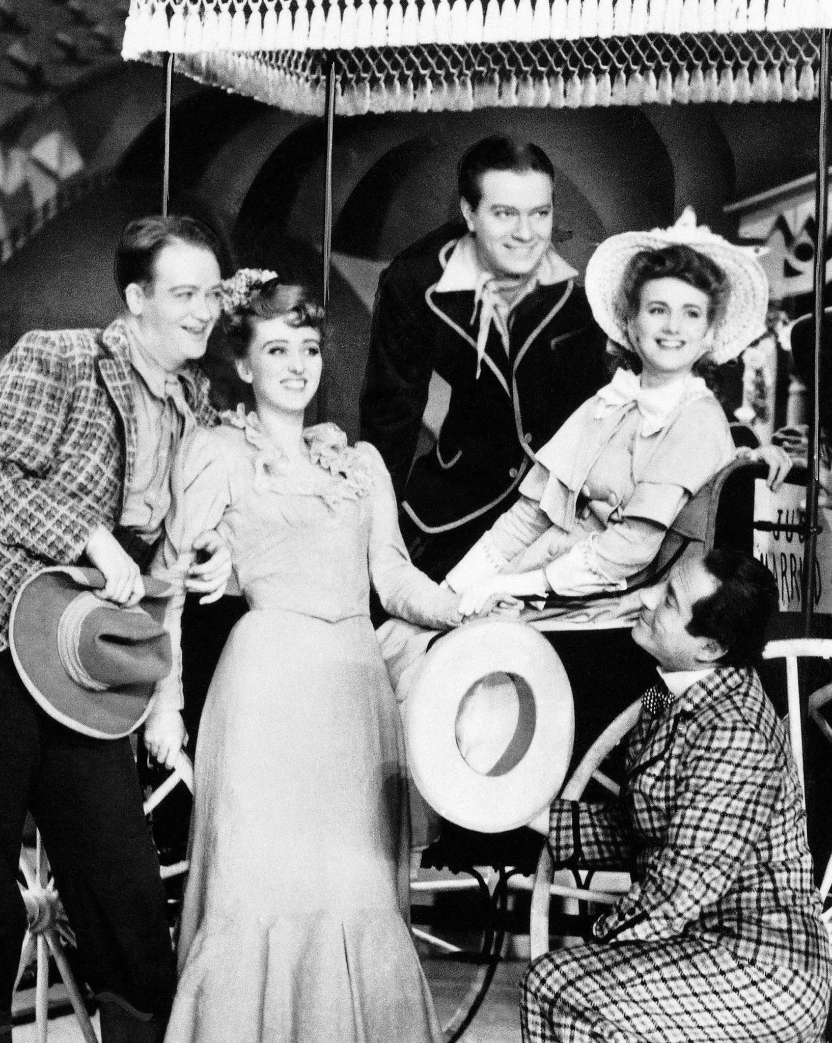 Da esquerda para a direita, Lee Dixon, Celeste Holm, Alfred Drake, Joan Roberts e Joseph Buloff no original “Oklahoma!” em 1943.Crédito...Imprensa associada