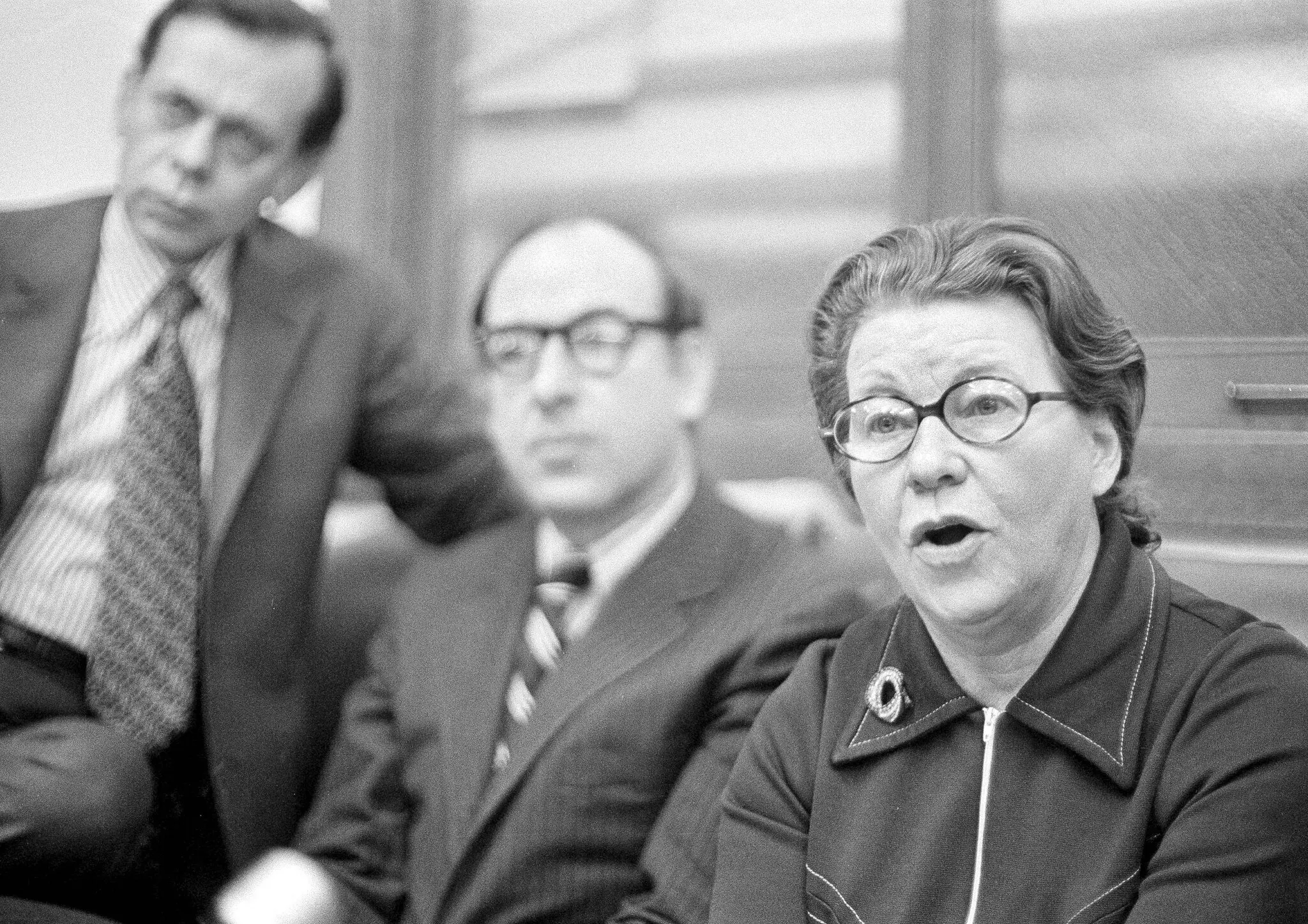 O Sr. Franz Leichter, no centro, em 1973 com Constance E. Cook, com quem elaborou uma legislação legalizando o aborto no estado de Nova York, que foi sancionada em 1970.Crédito...Bob Schutz/Associated Press