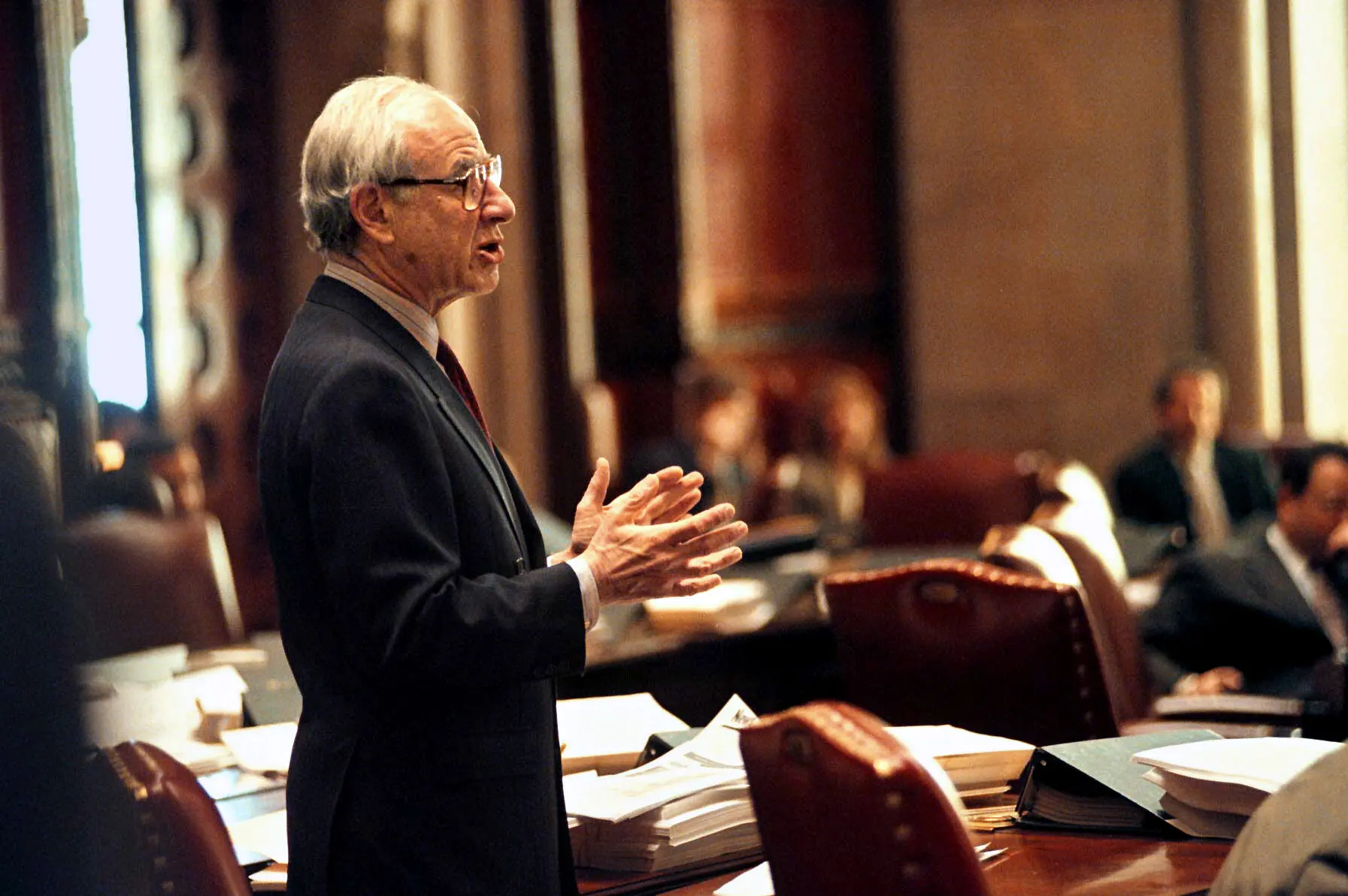 O Sr. Franz Leichter durante uma sessão do Senado Estadual em Albany em 1998. Suas críticas à Legislatura muitas vezes o irritavam, mas ele se acomodou na camaradagem dos nova-iorquinos deslocados, abandonados em Albany durante a temporada legislativa. (Crédito...David Jennings para o The New York Times)