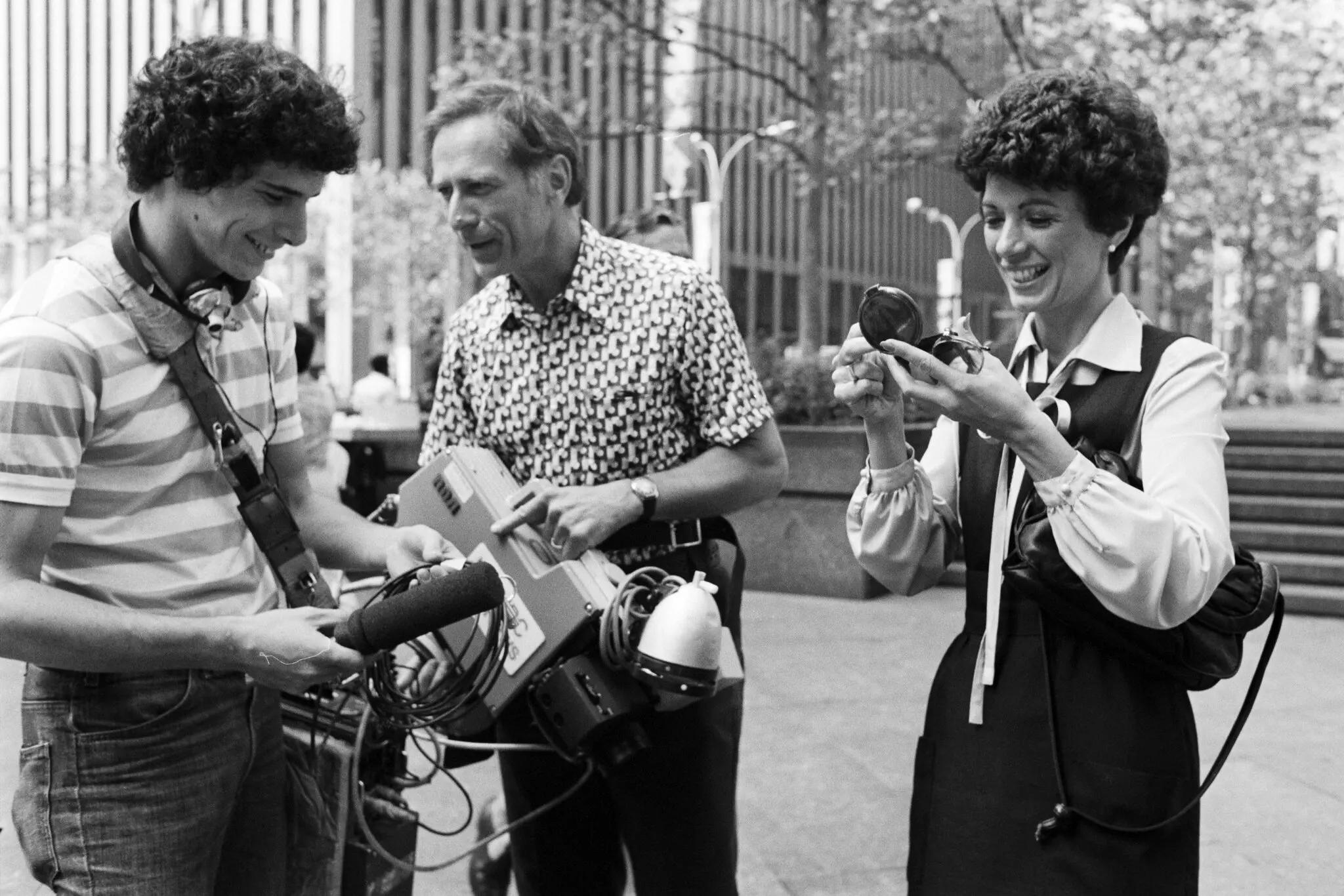 Sra. Betty Rollin como correspondente da NBC News com sua equipe em Manhattan em 1977. Ela também reportou para a ABC News e PBS.Crédito...Susan Wood/Getty Images