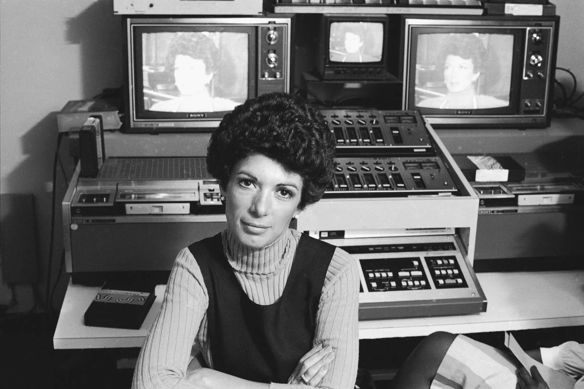 Sra. Betty Rollin trabalhando na NBC News em 1977. Ela entrou para a radiodifusão depois de atuar em produções teatrais regionais por um tempo. (Crédito...Susan Wood/Getty Images)
