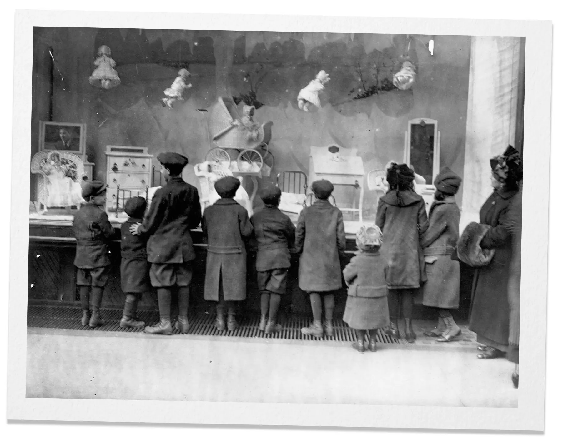 Crianças observam brinquedos expostos na vitrine da Macy's, por volta de 1908. Foi sugestão de Getchell que a empresa começasse a vender livros e brinquedos infantis.Crédito...Biblioteca do Congresso