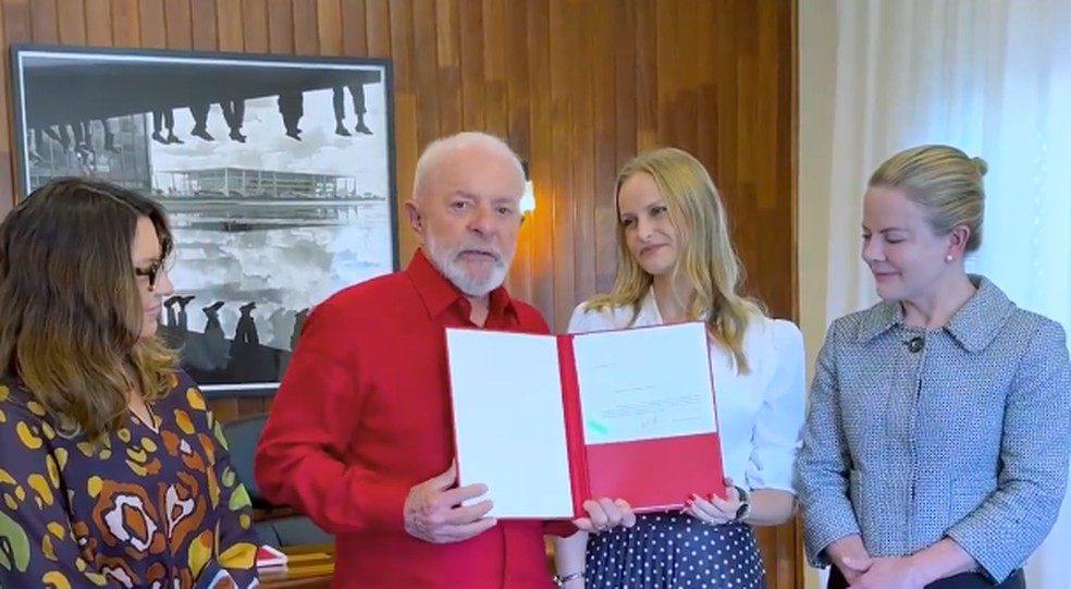 Lula ao lado de Verônica Sterman, indicada ao STM, a primeira-dama Janja (à esquerda) e a ministra Gleisi Hoffmann (à direita) — Foto: Reprodução