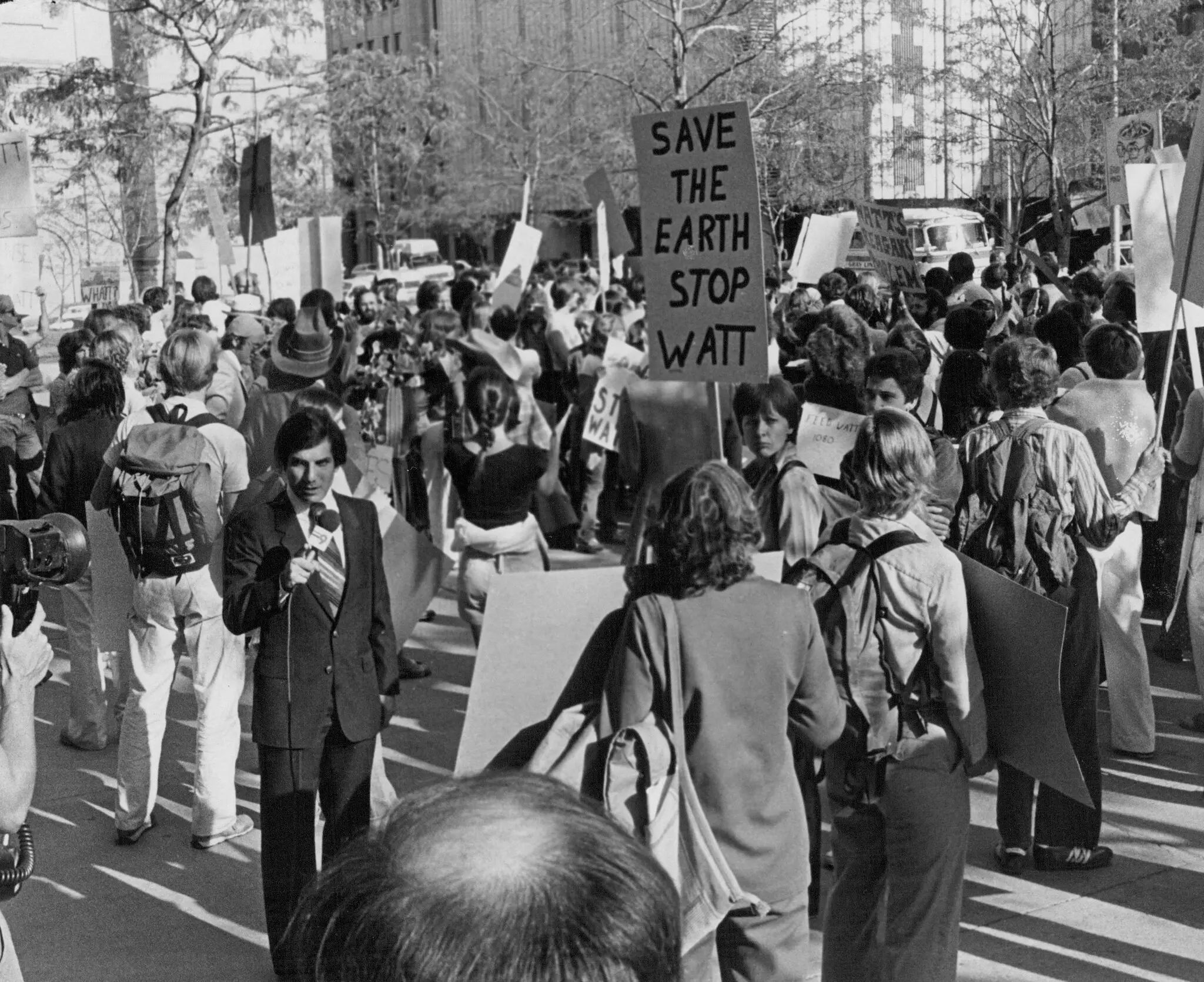 Manifestantes se reuniram antes de um discurso do Sr. James Watt em Denver em 1981. “Se os problemas dos ambientalistas não podem ser resolvidos no júri ou nas urnas”, ele comentou certa vez levianamente, “talvez a caixa de cartuchos deva ser usada”. (Crédito...George Crouter/The Denver Post, via Getty Images)