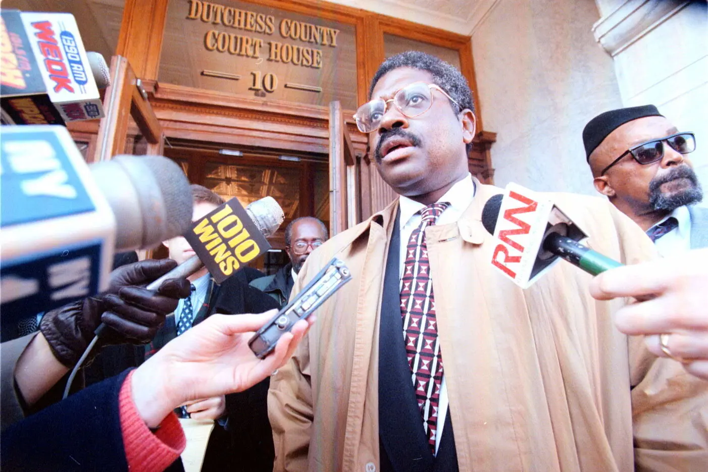 Alton H. Maddox Jr. após uma audiência judicial no Condado de Dutchess, NY, em 1997, no caso Tawana Brawley. Um grande júri mais tarde concluiu que as alegações de estupro eram ficção.Crédito...Joyce Dopkeen/The New York Times