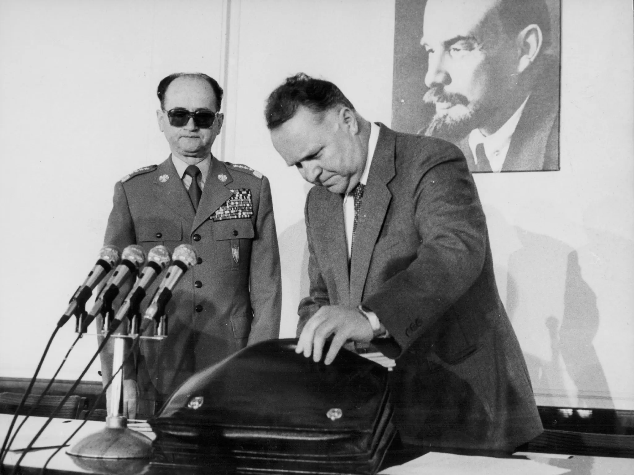 O Sr. Kania com o General Jaruzelski em uma coletiva de imprensa em uma foto sem data. O Sr. Kania foi fundamental na criação de uma unidade militar de 30.000 membros que o General Jaruzelski, como seu sucessor, empregou para impor a sangrenta lei marcial em dezembro de 1981. Crédito...Recursos Keystone/Arquivo Hulton, via Getty Images