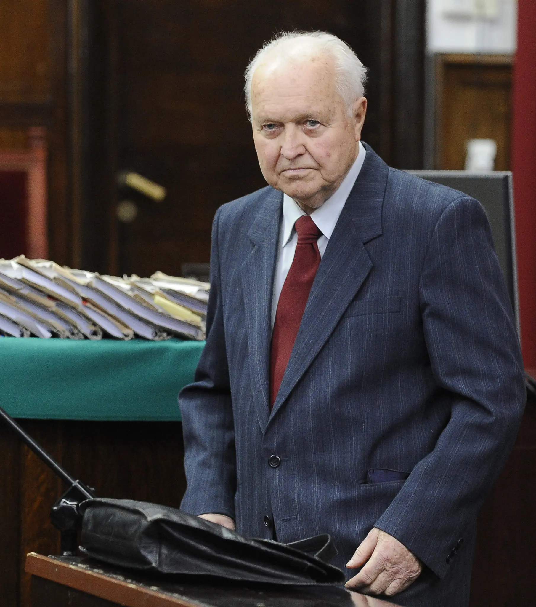 O Sr. Kania em 2012, após ser absolvido em um julgamento de ex-oficiais comunistas por seus papéis na imposição da lei marcial na Polônia em 1981. Crédito...Janet Skarzynski/Agence France-Presse — Getty Images