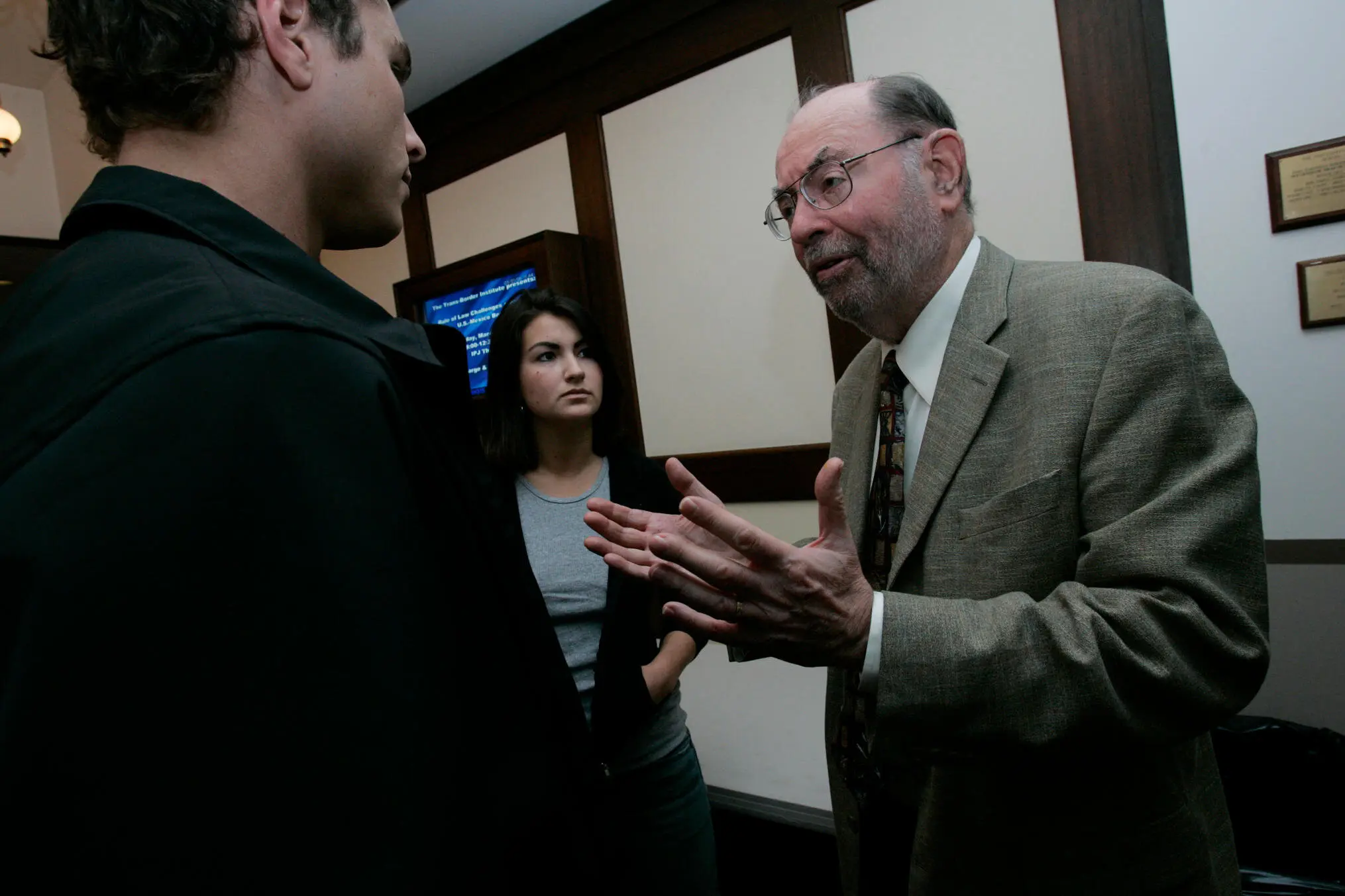 Professor Kamisar falando com estudantes na Universidade de San Diego em 2006, quando era professor visitante de direito.Crédito...Peggy Peattie/San Diego Union-Tribune, via Alamy