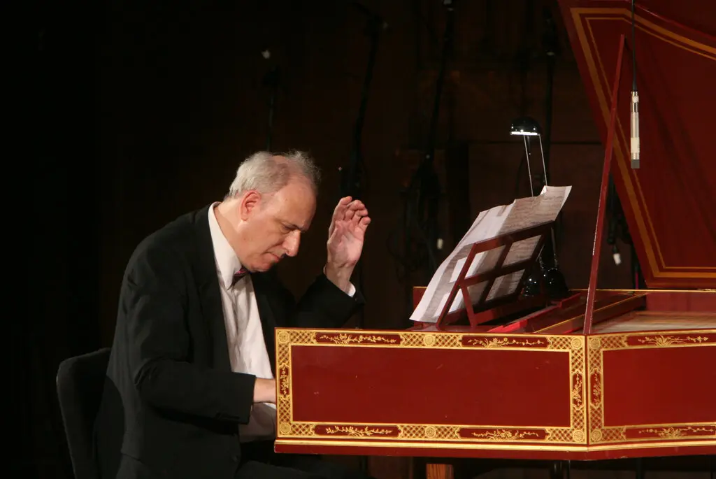 O cravista Kenneth Cooper em concerto com a Chamber Music Society do Lincoln Center em 2008. Suas performances equilibravam percepção histórica com espontaneidade envolvente.Crédito...Hiroyuki Ito para o The New York Times