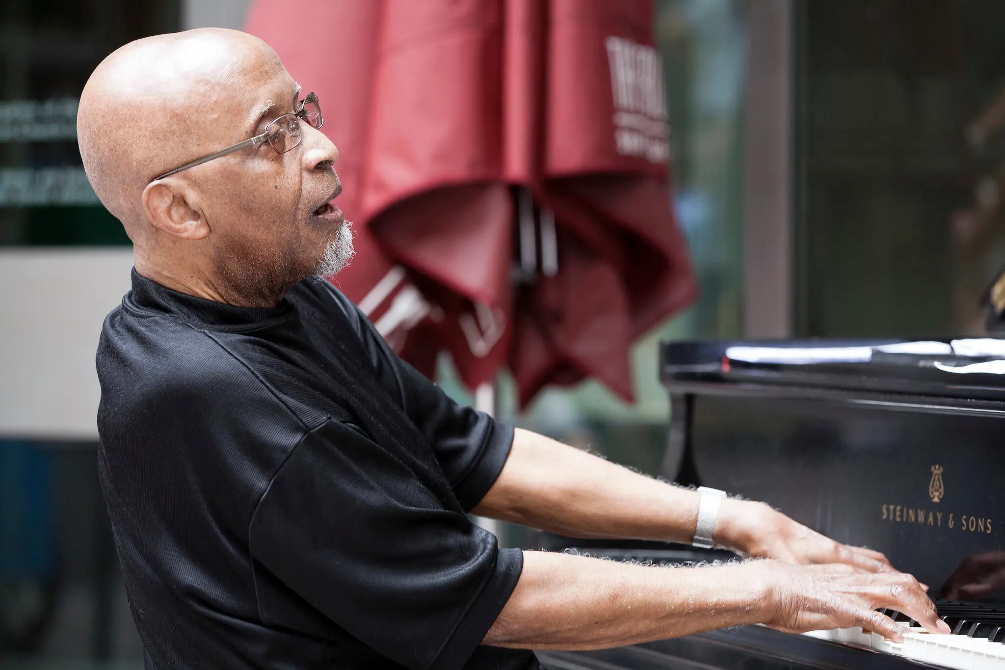 O pianista Junior Mance em apresentação no Citicorp Plaza em Manhattan em 2012. Ele começou a tocar aos 5 anos e se apresentou pela primeira vez para um público quando tinha 10 anos. (Crédito...Alan Nahigian)