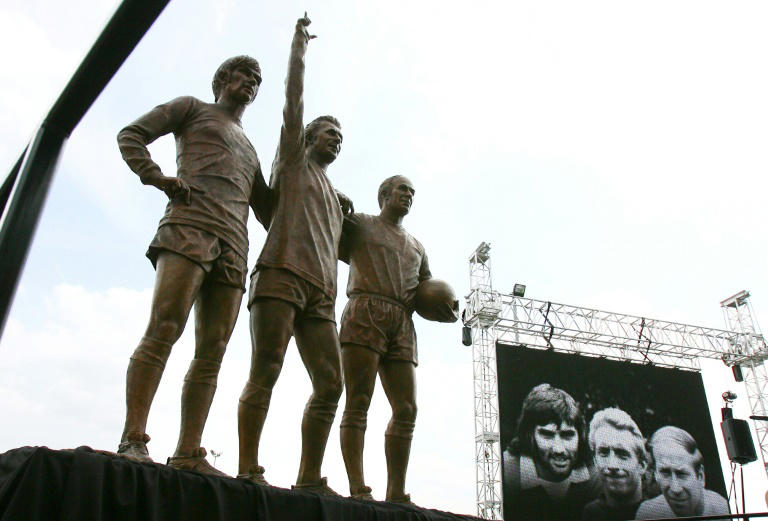 As estátuas da "Santíssima Trindade" do Manchester United: George Best (esquerda), Denis Law (centro) e Bobby Charlton (direita), em frente ao estádio Old Trafford em Manchester, em 29 de maio de 2005 © PAUL ELLIS
