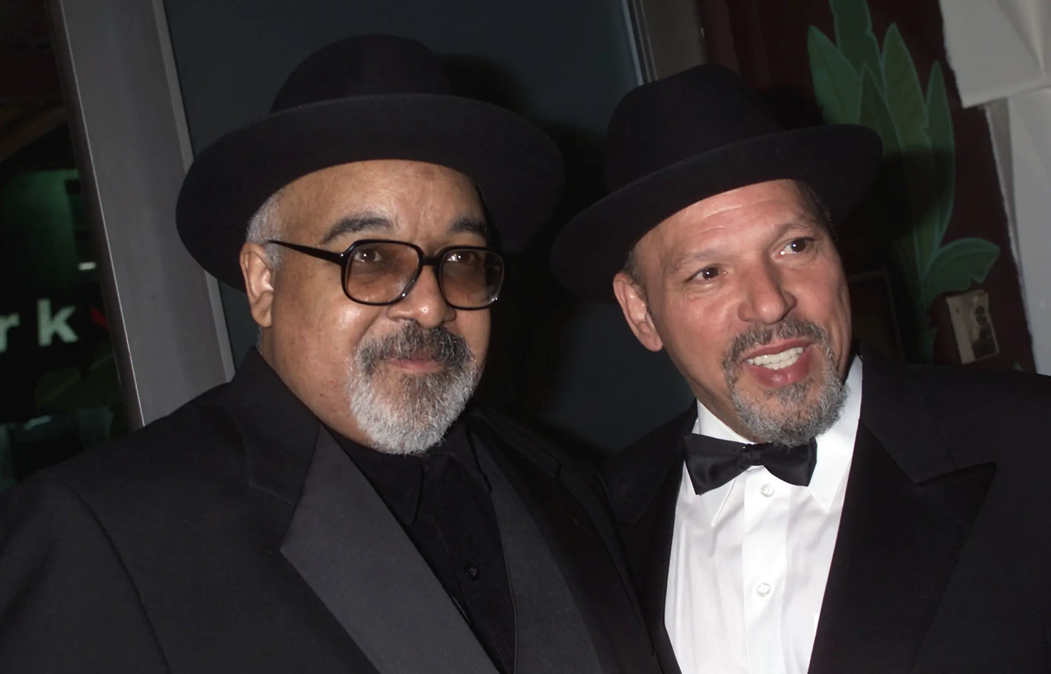 O Sr. Marion McClinton, à esquerda, e August Wilson na abertura de “King Hedley II” em Nova York em 2001. O Sr. McClinton recebeu uma indicação ao Tony Award de melhor direção naquele ano. Crédito...Scott Gries/ImageDirect, via Getty Images