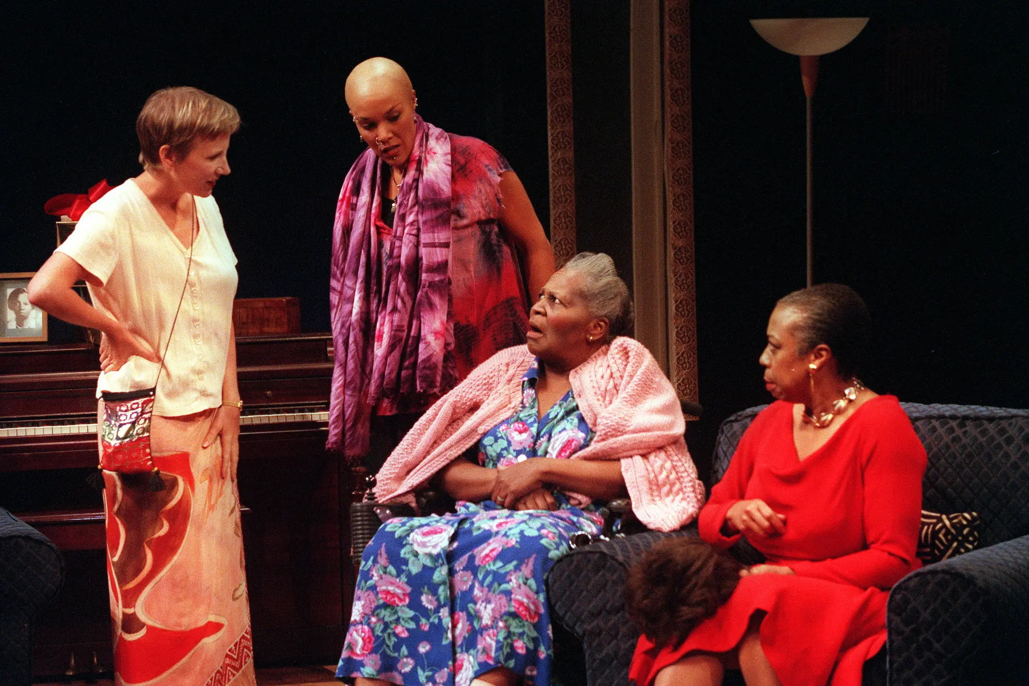 Uma cena da produção Off Broadway do Sr. McClinton da peça de Cheryl L. West “Jar the Floor” em 1999, montada pela companhia Second Stage Theater. Da esquerda para a direita, Welker White, Linda Powell, Irma Hall e Lynne Thigpen.Crédito...Sara Krulwich/The New York Times