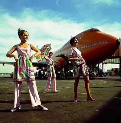 Para a Braniff International Airways, a Sra. Wells teve a ideia de transformar os aviões e uniformes monótonos da companhia aérea. “Eu vi a Braniff em uma lavagem de cores lindas”, ela disse.