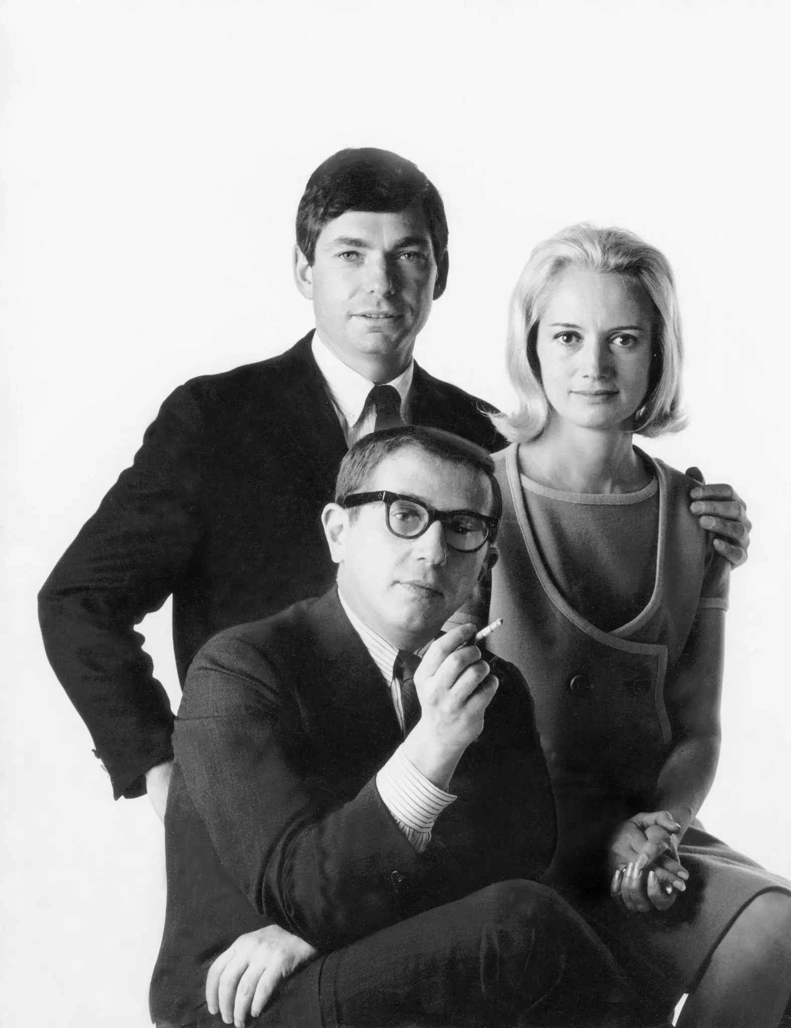 Mary Wells Lawrence em 1966 com Dick Rich (sentado) e Stewart Greene, seus associados na Wells Rich Greene. Juntos, eles criaram campanhas publicitárias que desafiavam a ortodoxia, frequentemente transformando vendas antiquadas em entretenimento.