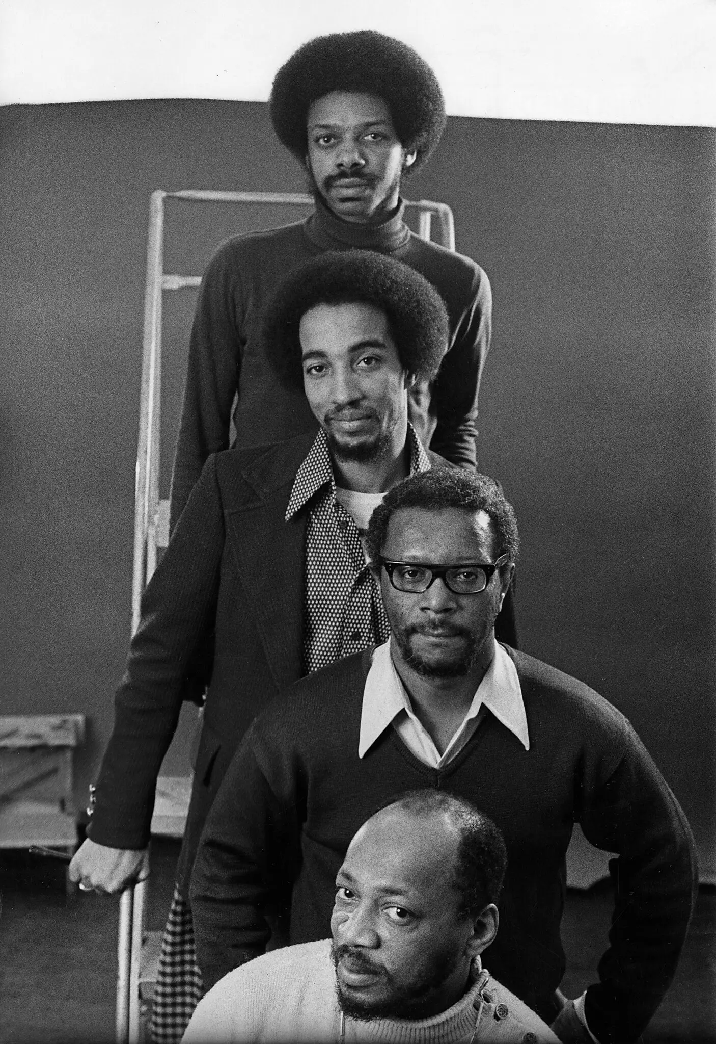 O Sr. Carter, na frente, com seus colegas dramaturgos da Negro Ensemble Company (de cima para baixo) Herman Johnson, Al Davis e JE Gaines em 1974.Crédito...Gene Maggio/The New York Times