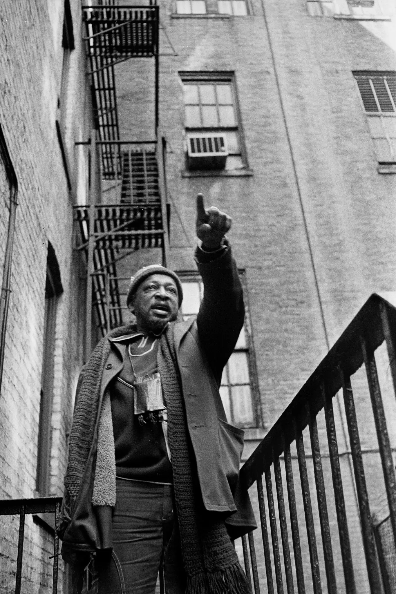 O Sr. Steve Carter em 1976. Seu trabalho, escreveu um crítico, forneceu mais insights sobre a vida negra “do que pode ser encontrado em uma biblioteca de tratados sociológicos”.Crédito...Meyer Liebowitz/The New York Times