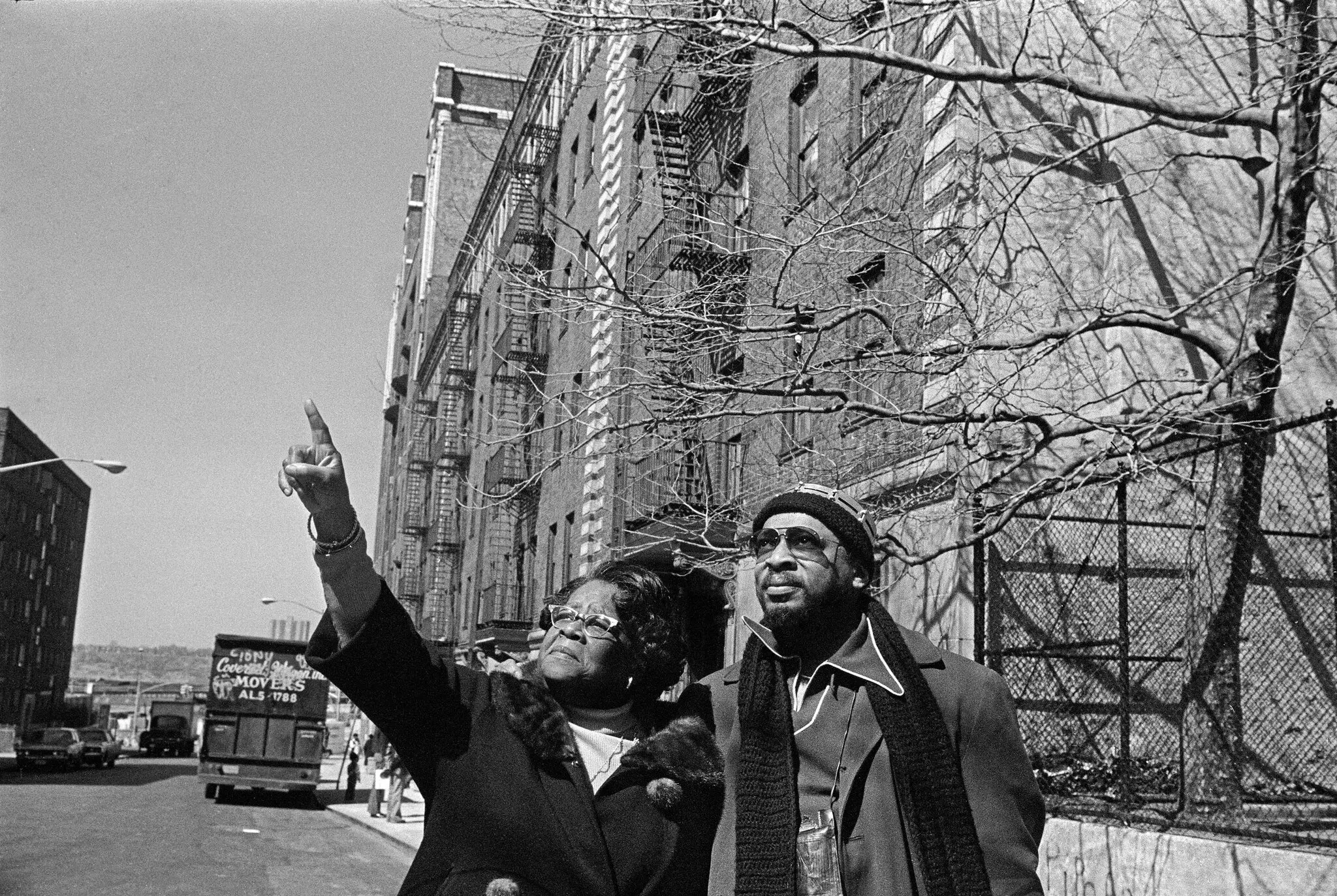 O dramaturgo Steve Carter com sua mãe, Carmen, perto de onde ele cresceu em Manhattan, em 1976. Naquele ano, a Negro Ensemble Company produziu “Eden”, a primeira peça da trilogia de peças do Sr. Carter sobre famílias caribenhas que vivem na cidade de Nova York. (Crédito da fotografia: cortesia Meyer Liebowitz/The New York Times)