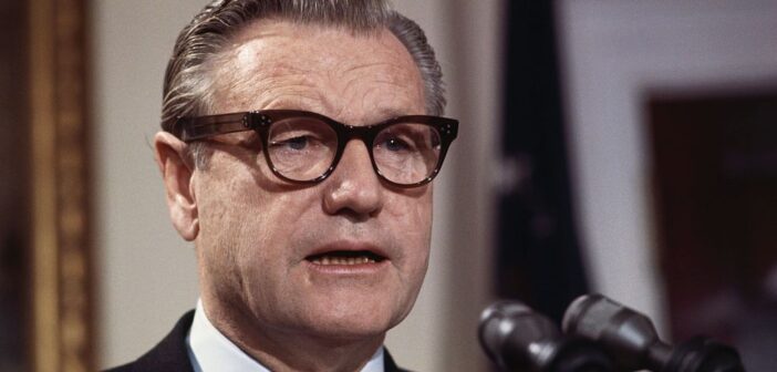 Washington, DC: O governador Nelson Rockefeller de Nova York relata suas viagens à América Latina na Casa Branca em 1969. (Créditos autorais: cortesia Bettmann / Colaborador/ Getty Images)