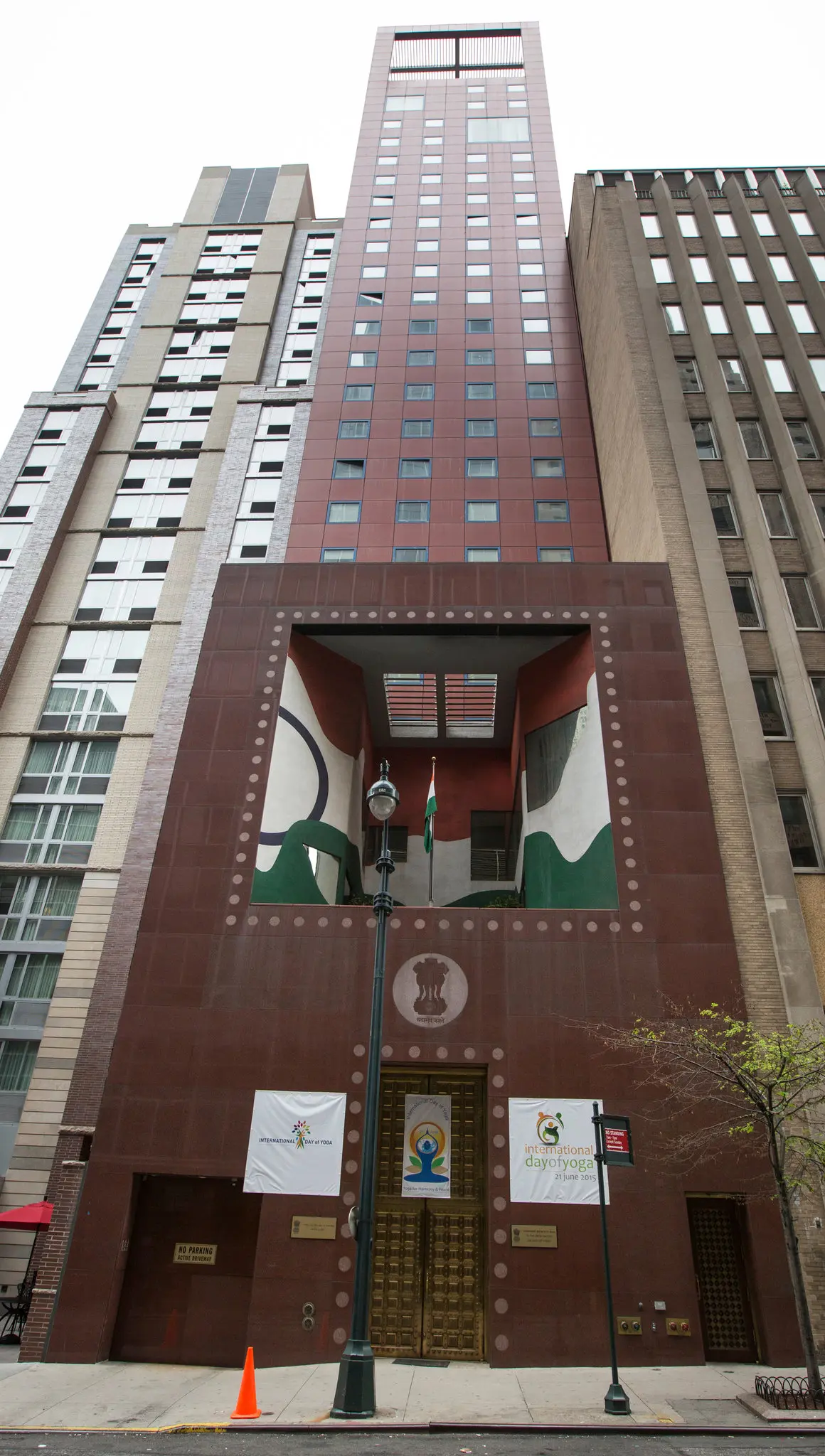 O Sr. Correa projetou o edifício que abriga a Missão Permanente da Índia nas Nações Unidas em Manhattan. Crédito...Mark Kauzlarich/The New York Times