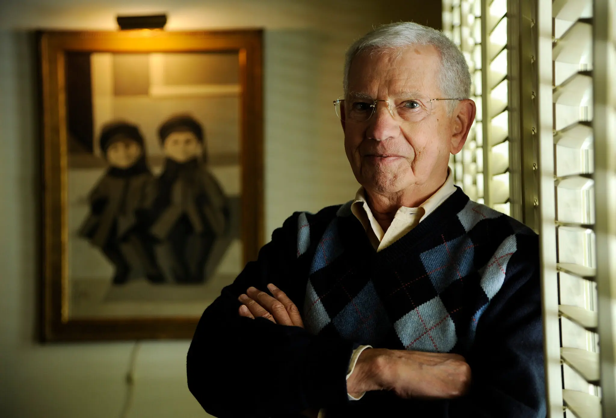 O Sr. Clary em sua casa em Beverly Hills, Califórnia, em 2014. Durante décadas, ele se recusou a falar sobre sua experiência de guerra em campos de concentração, mas acabou dando palestras sobre o Holocausto em escolas de ensino médio e faculdades.Crédito...Chris Pizzello/Invision, via Associated Press