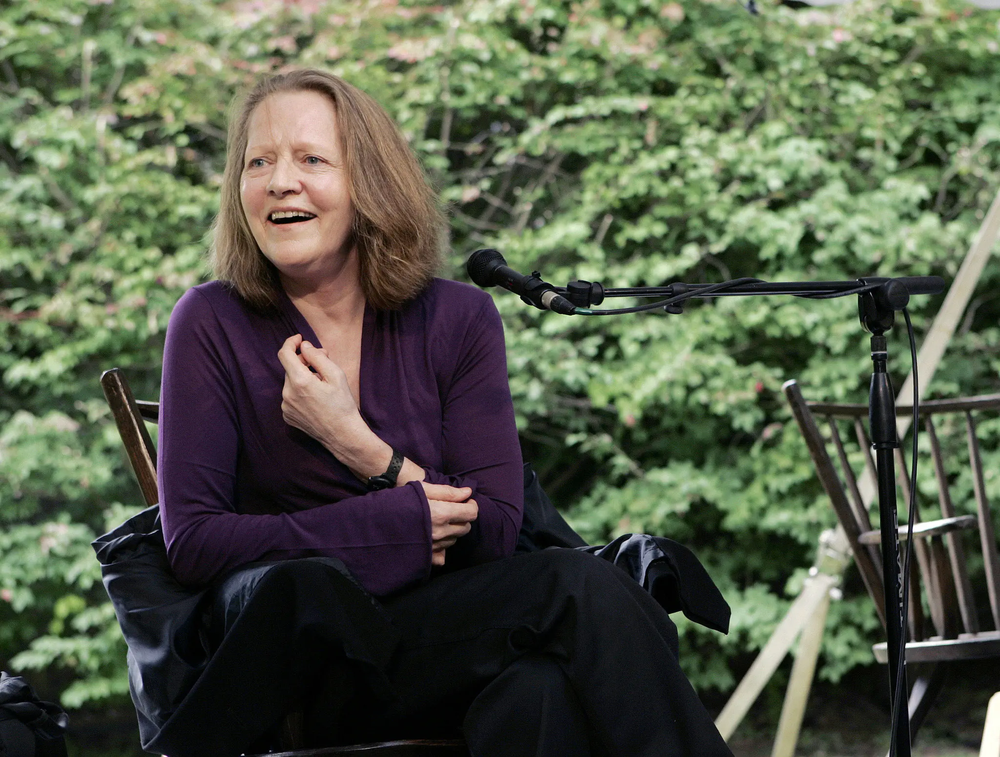 A poetisa Linda Gregg falando sobre sua arte em um festival de poesia em Stanhope, Nova Jersey, em 2006. A Sra. Gregg encontrou sua inspiração na natureza, em ambientes urbanos como um abrigo para mulheres sem-teto e em relacionamentos rompidos.Crédito...Mel Evans/Associated Press