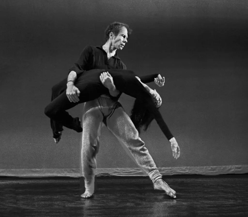 Sra. Brown e Sr. Cunningham ensaiando uma peça intitulada “Crises” em 1960.Crédito...James Klosty, por meio do Merce Cunningham Trust e da Jerome Robbins Dance Division, Biblioteca Pública de Nova York.