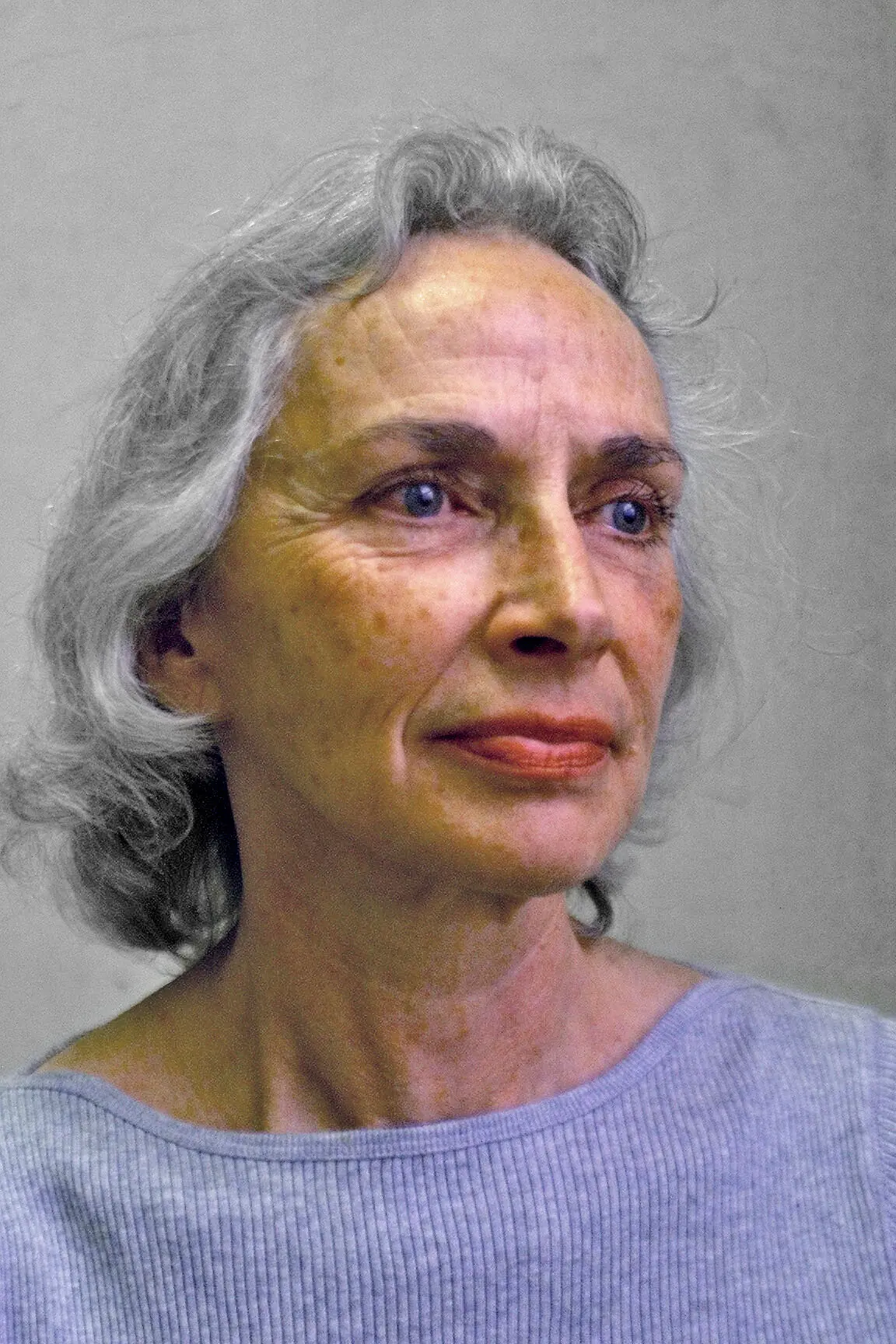 Sra. Brown em 2001. Em uma entrada de diário, ela escreveu uma vez sobre o desejo por “uma vida pessoal, privada e íntima”, observando que “essa divagação pelo mundo — apesar de todo seu 'glamour' e excitação — deixa uma parte enorme de mim vazia”.Crédito...Andrea Mohin/The New York Times