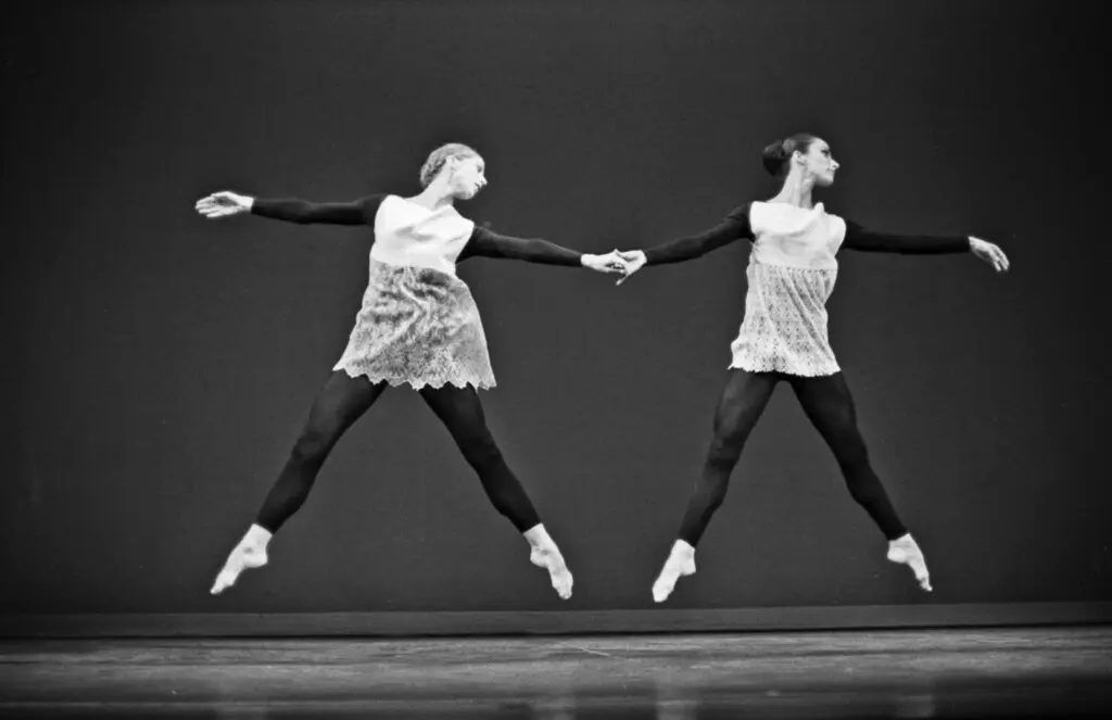 Sra. Brown, à direita, se apresentando como membro da companhia Merce Cunningham em 1963 em um festival de dança em New London, Connecticut.Crédito...Jack Mitchell/Getty Images