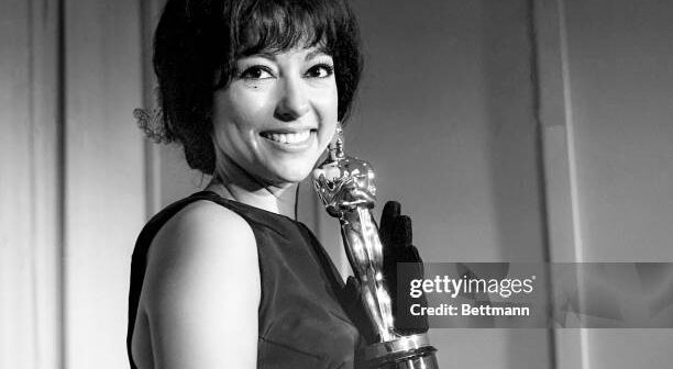 Rita Moreno posa com seu Oscar após ser nomeada "Melhor Atriz Coadjuvante" por seu papel em "West Side Story". (Foto de Bettmann Archive/Getty Images)