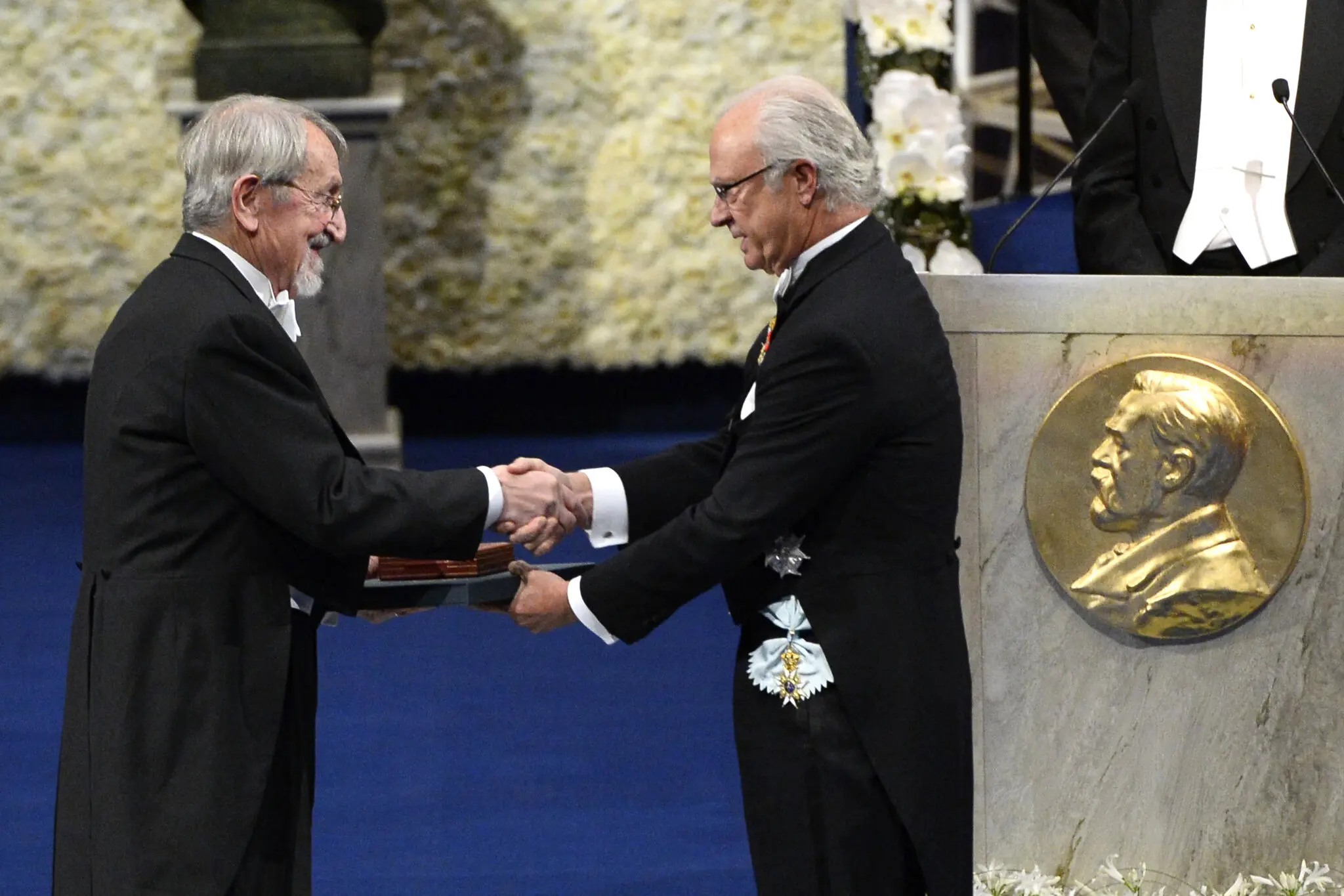 O Dr. Martin Karplus, à esquerda, recebeu uma parte do Prêmio Nobel de Química de 2013 do Rei Carl XVI Gustaf da Suécia em uma cerimônia em Estocolmo.Crédito...Onathan Nackstrand/Agence France-Presse — Getty Images
