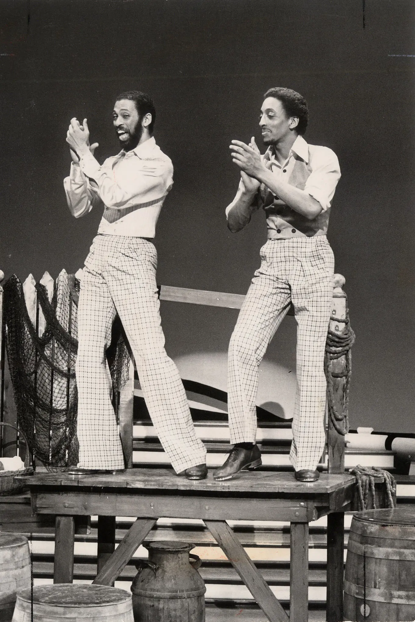 O Sr. Maurice Hines, à esquerda, em 1978 com seu irmão, Gregory, atuando no show da Broadway “Eubie!”Crédito...Bert Andrews/The New York Times