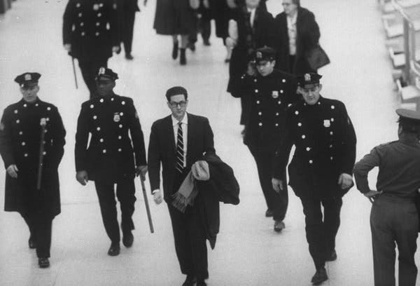 Frederic Pryor chegou a Nova York em 1962 vindo de Berlim Oriental, onde foi mantido prisioneiro e posteriormente libertado como parte de uma troca de prisioneiros.Crédito...Ted Russell/Coleção de imagens LIFE, via Getty Images