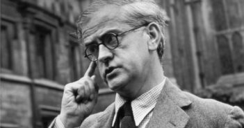 A. L. Rowse, estudioso magistral de Shakespeare (Crédito da fotografia: Cortesia © Copyright All Rights Reserved/ Divulgação/ Copyright © 1997 BBC. ®/ REPRODUÇÃO/ TODOS OS DIREITOS RESERVADOS)