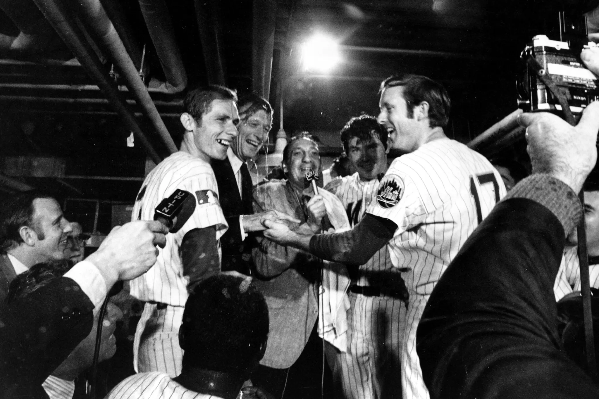 Bud Harrelson, do Mets, à esquerda, com, da esquerda para a direita, o prefeito John V. Lindsay, de Nova York, o locutor Lindsey Nelson e seus companheiros de equipe Ron Swoboda e Rod Gaspar, comemorando no vestiário do Mets no Shea Stadium depois que o Mets derrotou o Baltimore Orioles para vencer a World Series em 16 de outubro de 1969. Crédito...Imprensa associada