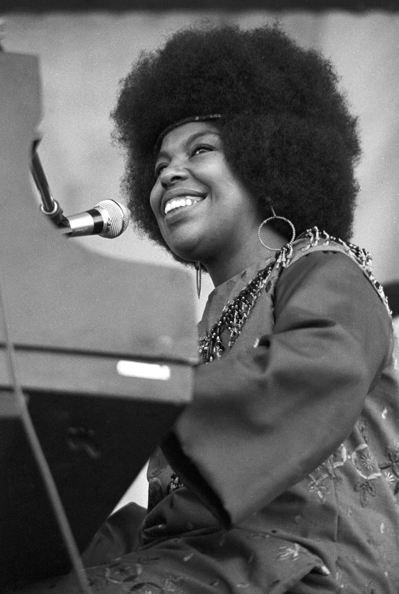 Sra. Roberta Flack em uma foto sem data. Ela tinha uma “habilidade incrível de ir mais fundo em uma música do que se pensava ser humanamente possível”, escreveu a Rolling Stone, “e de trazer respostas de lugares dentro de você que você nunca soube que existiam”.Crédito...Arquivos de Tom Copi/Michael Ochs, via Getty Images